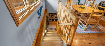 Alpine Oasis - Cabin in the trees with Bridger Mountain views and a hot tub!