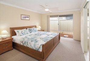 4 bedrooms, WiFi, bed sheets