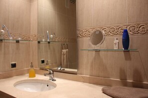 Séchoir à cheveux, serviettes fournies