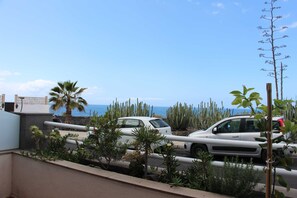 Unclassified image, 2 of 20, button - Paseo del Mar, Spanien (Puerto de Naos)