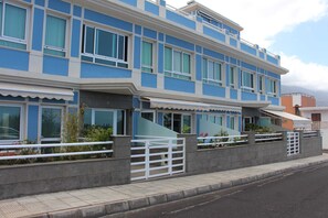 Unclassified image, 2 of 20, button - Paseo del Mar, Spanien (Puerto de Naos)