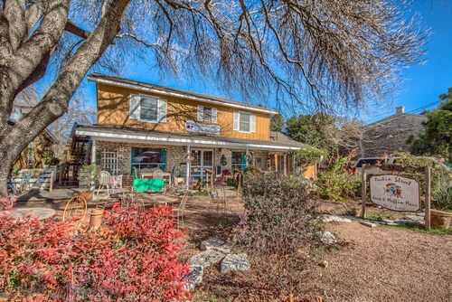 Binky's Nest 1 Bedroom Home by RedAwning