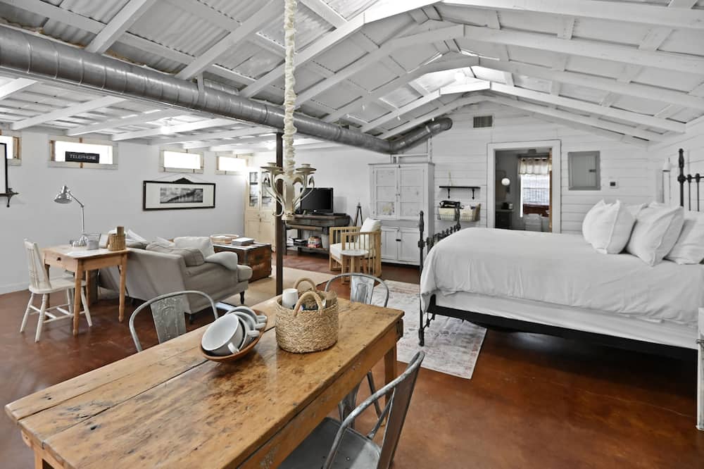 Gausthaus 402 1 Bedroom Cottage by RedAwning - Fredericksburg, TX