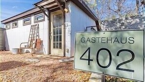 A building labeled "Gastehaus 402" with a visible door and windows.