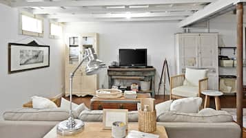 Cottage, 1 Bedroom | Living area | Smart TV