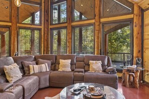 スマートテレビ、暖炉、テーブルサッカー台、卓球台