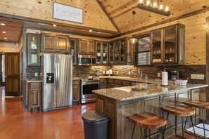 冷蔵庫、電子レンジ、オーブン、コンロ