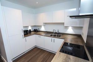 Business Apartment | Private kitchen | Fridge, microwave, oven, stovetop - Dreams Apartments 2 Bed (London)