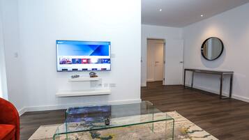Business Apartment | Living area | 32-inch flat-screen TV with digital channels, TV