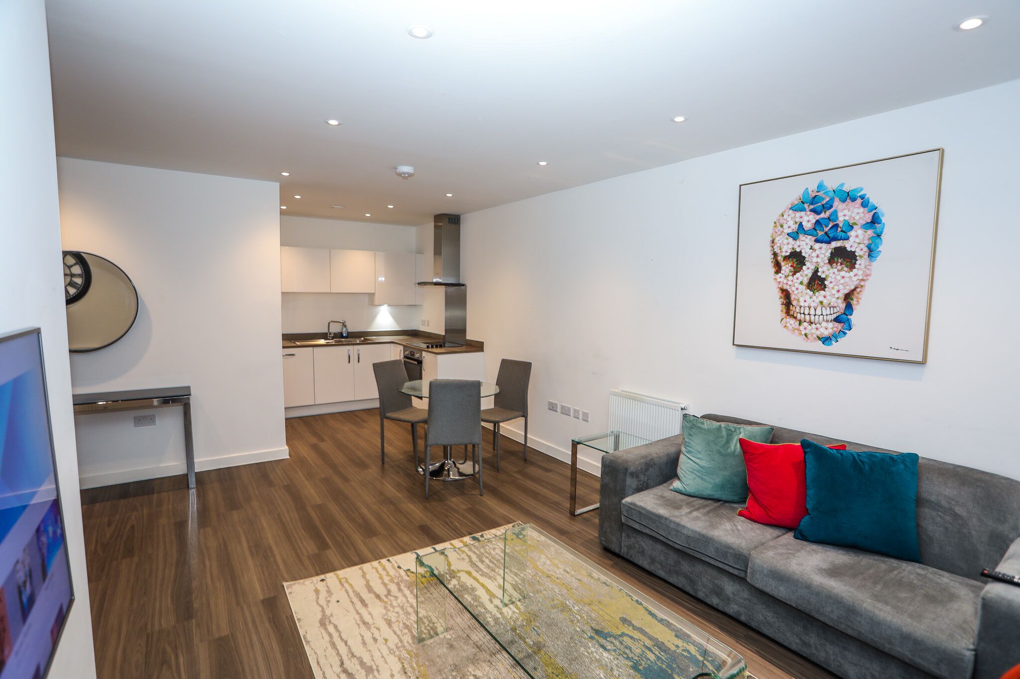 Business Apartment | Living area | 32-inch flat-screen TV with digital channels, TV