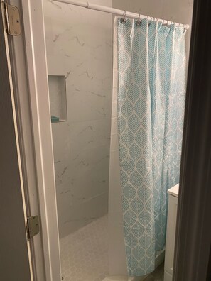 Shower, hair dryer, towels, soap - Banana Beach Cottage (Lake Worth)