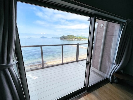 Interior. Superb view A whole private villa by the sea in t / Shozu-gun Kagawa