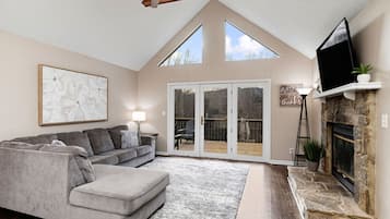 Télévision, cheminée, table de tennis de table