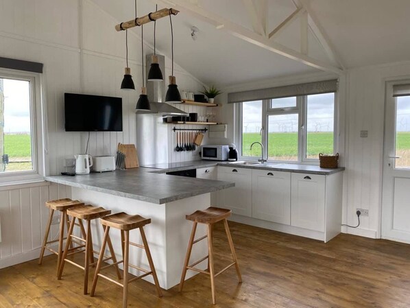 Fridge, microwave, oven, stovetop - Outback Cosy Cottage Jurys Gap (Rye)