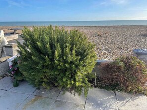 On the beach - Modern Beachfront Bungalow with Ocean Views (Pevensey)