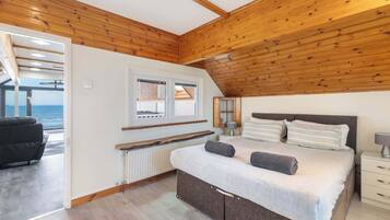 5 bedrooms, desk, iron/ironing board, travel cot