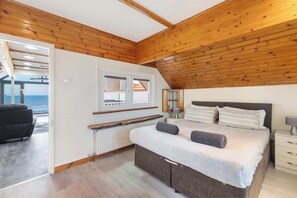 5 habitaciones, escritorio y tabla de planchar con plancha