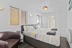 5 soverom, skrivebord, strykejern/-brett og reiseseng for barn