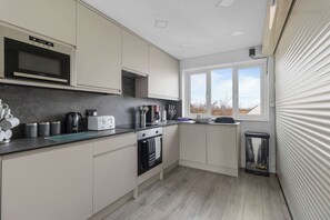 Refrigerador, microondas, horno, placa de cocina