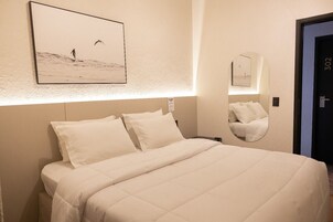 Minibar, decoración personalizada y espacio para trabajar con laptop