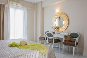 舒适公寓 | 1 多间卧室、特色装修、特色家居、办公桌