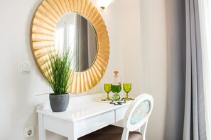 舒适公寓 | 1 多间卧室、特色装修、特色家居、办公桌