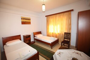 Habitación con 2 camas individuales | Wifi gratis y ropa de cama 