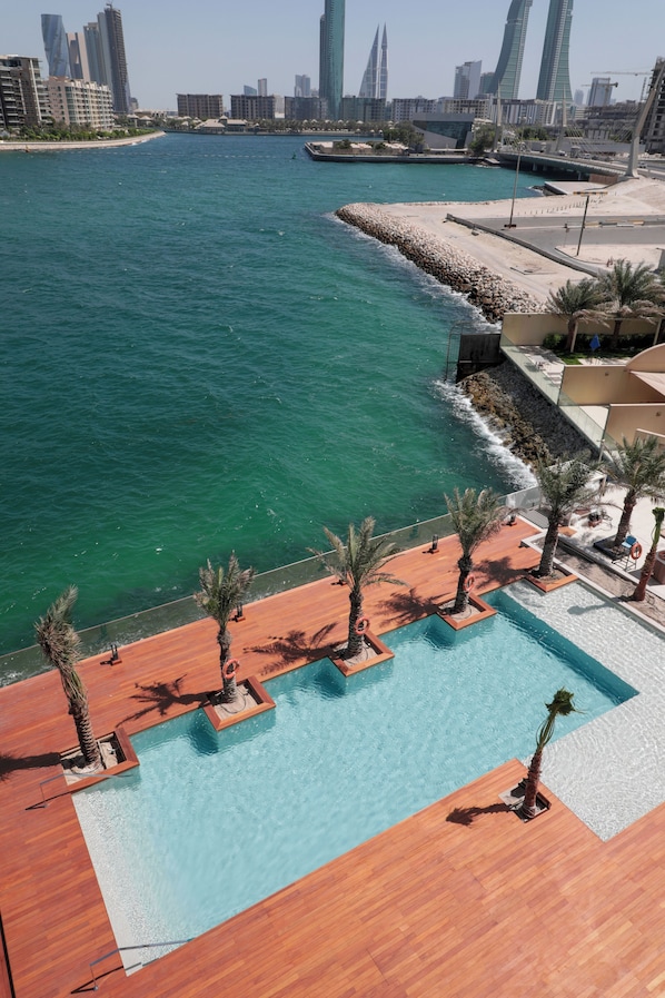 Una piscina al aire libre