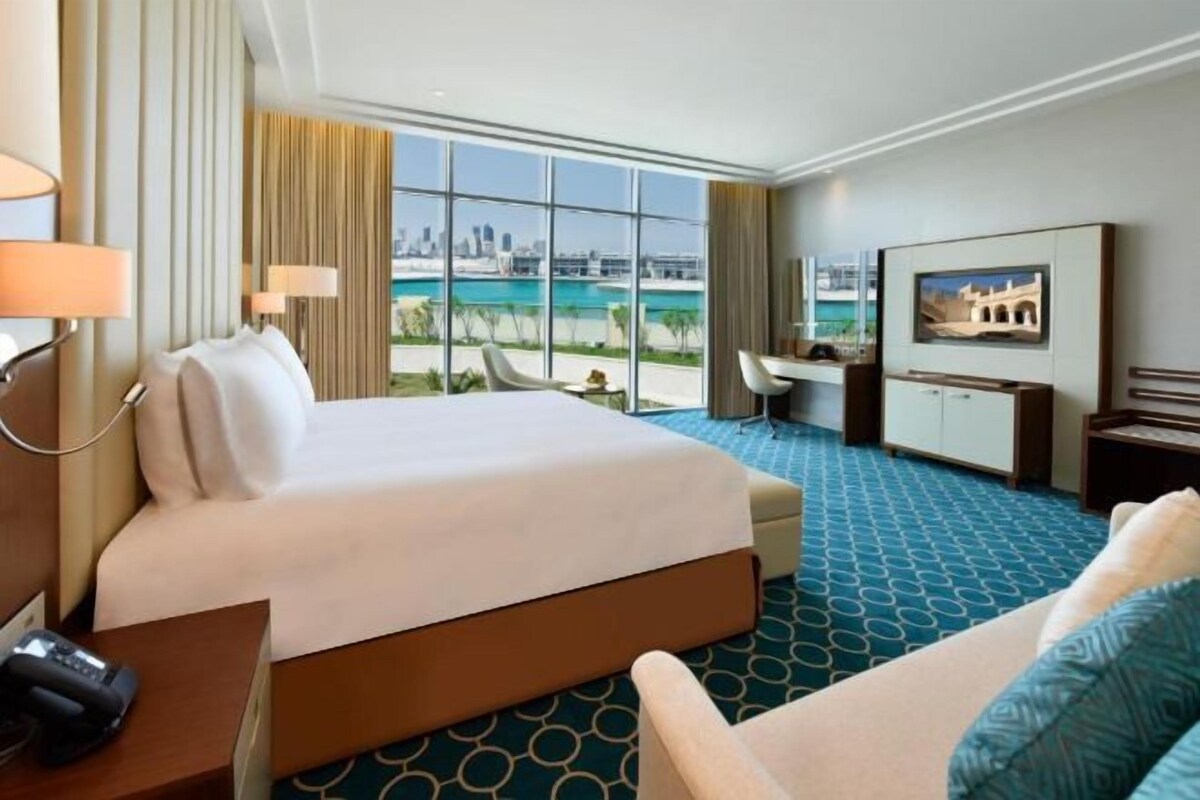 Minibar, desk, soundproofing, WiFi (free)