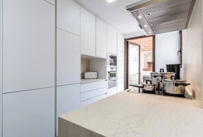 Een vaatwasser, een koffiezetapparaat/waterkoker