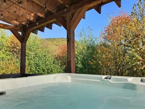 Outdoor spa tub - Vue sur les Montagnes, SPA et Tranquillité - Le Relais de la Martine (Petite-Rivière-Saint-François)