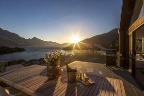 Outdoor dining - Villa Tihi |Lake Views, Hot Tub, Gas Fire, BBQ, AC (Queenstown)