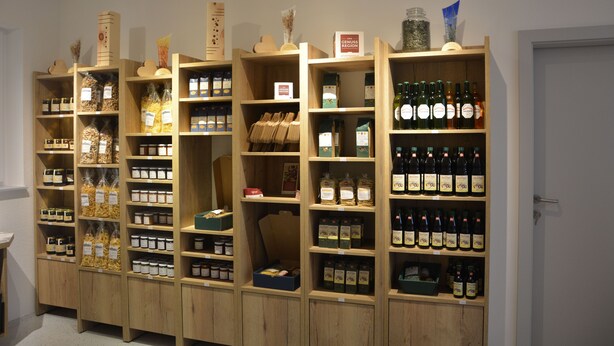 A series of wooden shelves stocked with various food items and bottles. - Vacation apartment - Ermi/Pracher (Petzelsdorf in der Weststeiermark)