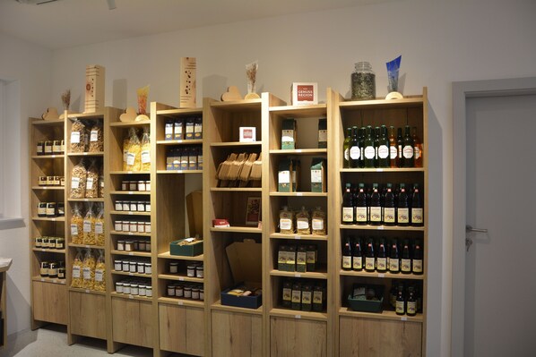 Estanterías de madera repletas de diversos alimentos y botellas.