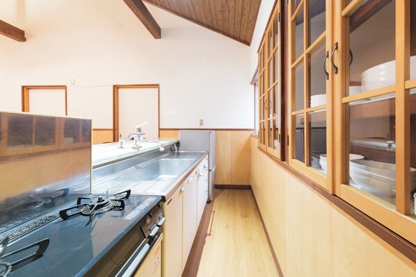 Réfrigérateur, micro-ondes, plaque de cuisson