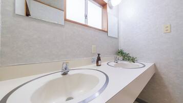 Sèche-cheveux, serviettes fournies