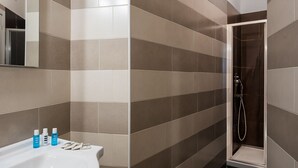 Shower, hair dryer, bidet, towels - Joe’s Flat 1 Modern ... (Sorrento)