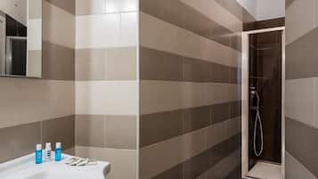 Chuveiro, secador de cabelo, bidê, toalhas de banho