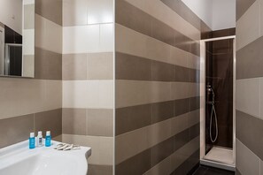 Dusj, hårføner, bidé og håndklær