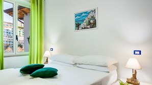 2 bedrooms, iron/ironing board, free WiFi, bed sheets - Joe’s Flat 1 Modern ... (Sorrento)