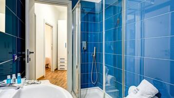 Ducha, secador de pelo, bidet, toallas