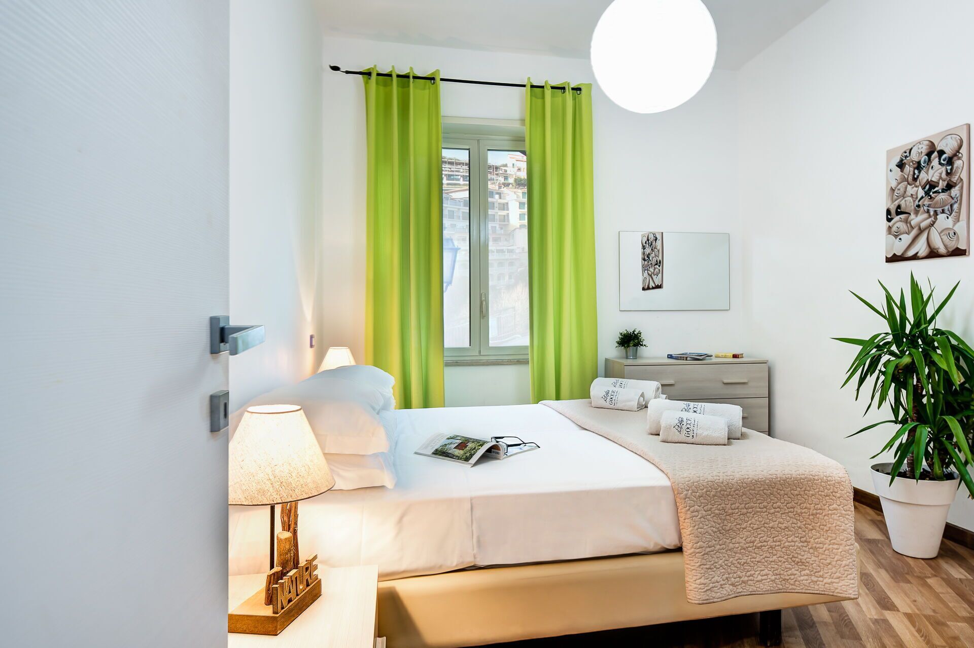 2 habitaciones, tabla de planchar con plancha y cuna de viaje 