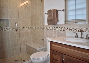 Combined shower/tub, hair dryer, towels, soap - Sweet Caroline Historic Seaport Key West Home Rental Floor 1 (Key West)