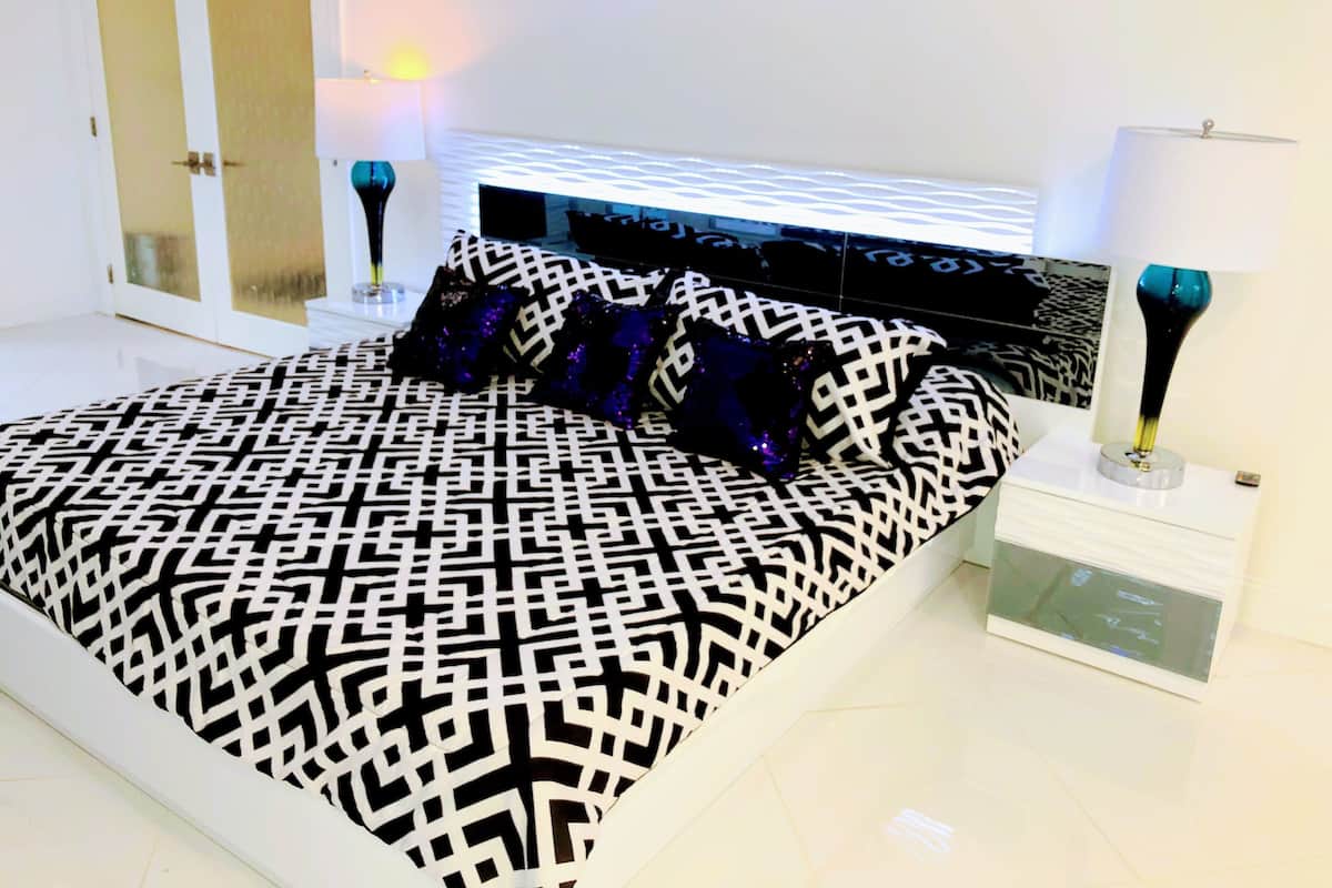 6 kamar tidur, Wi-Fi gratis, dan seprai linen