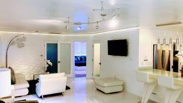 40-cm Smart TV with cable channels, TV