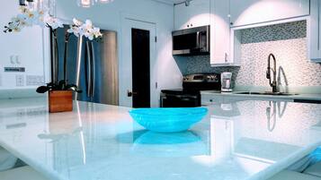 Kylskåp, mikrovågsugn, ugn och spishäll