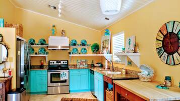 House (3 Bedrooms) | Private kitchen | Fridge, microwave, oven, stovetop