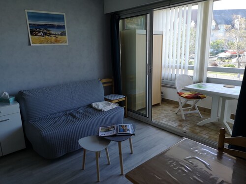 Joli Appartement Avec Chambre Séparée et Grande Loggia à 200m de la Plage
