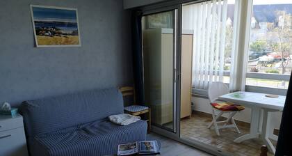 Joli Appartement Avec Chambre Séparée et Grande Loggia à 200m de la Plage