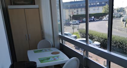 Joli Appartement Avec Chambre Séparée et Grande Loggia à 200m de la Plage